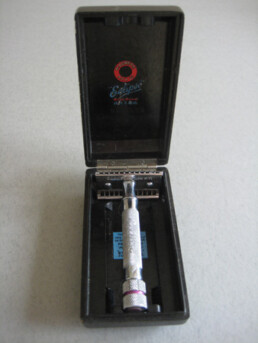 Example of a cased Eclipse Red Ring Razor